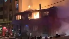 Gaziosmanpaşa'da Gökyüzünü Kırmızıya Büyüten İki Bina Yangını!