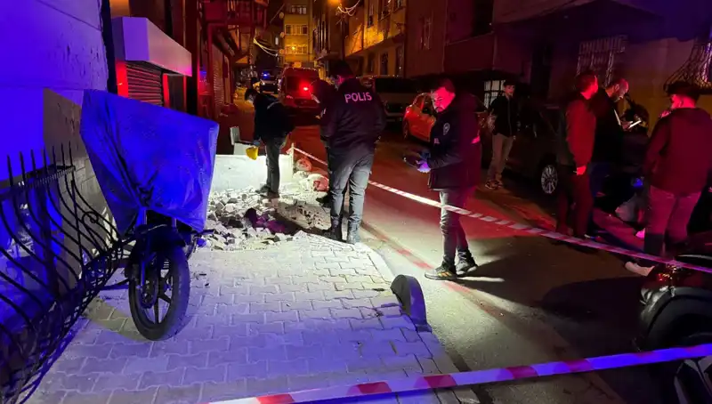 Küçükçekmece'de Plakasız Motosikletle Yapılan Saldırı Şok Yaratıyor