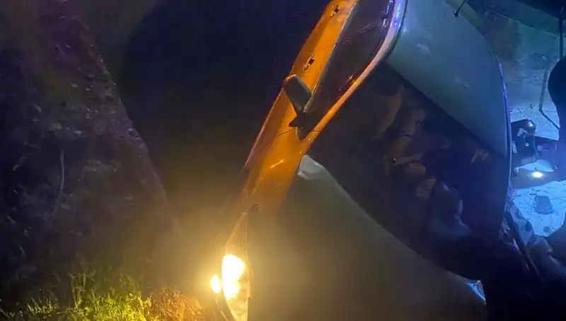 Adana'da Feci Kaza: Şarampole Devrilen Araçta İki Yaralı!
