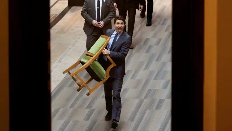 Trudeau’nun Siyasi Kaosunda Sandalyeyi Alıp Gitmesi: Halk Tepkili!