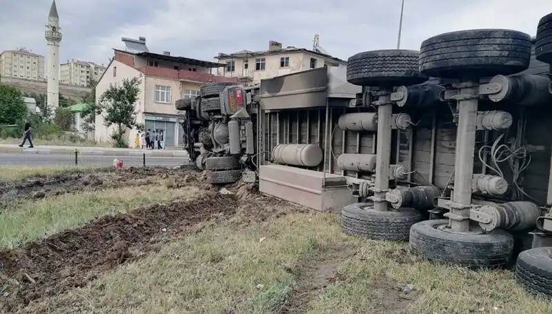 Erzurum'da Freni Boşalan TIR Korkunç Bir Kaza Yaptı