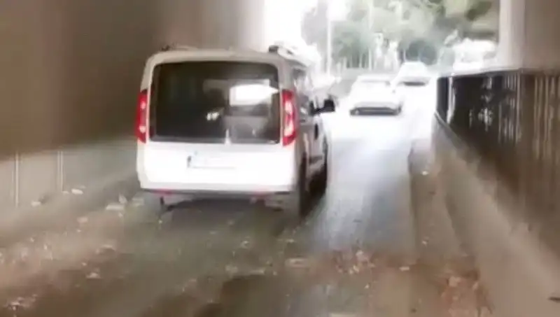Trafikte Korku Dolu Anlar: Araçların Üzerine Düşen Beton Parçaları Hayatı Tehdit Etti