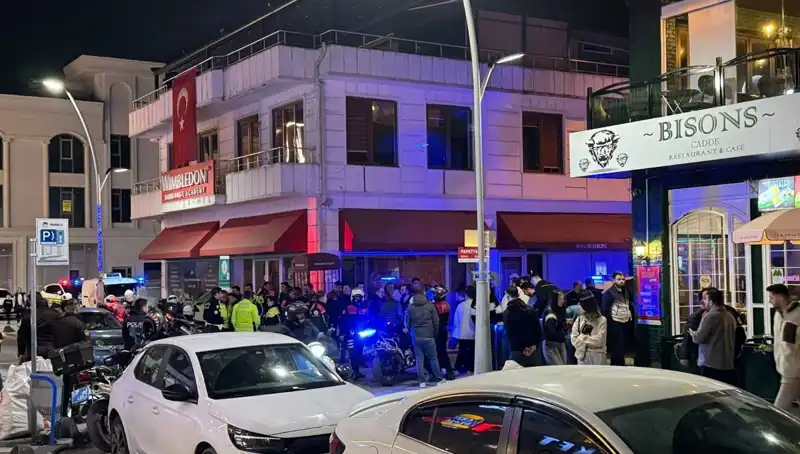 Kafe Sahibi Engellemek İstedi, Bıçaklı Saldırgan Havaya Ateş Açtı
