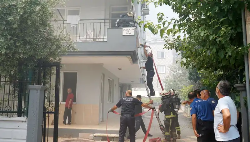 Sinir Krizi Geçiren Genç, Arkadaşının Evi ile Ağabeyinin Dairesini Ateşe Verdi