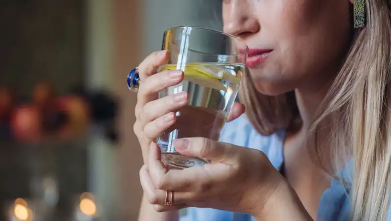 Aç Karnına 1 Litre Su İçmenin Şaşırtıcı Faydaları: Her Sabah Yapmanın Etkisi