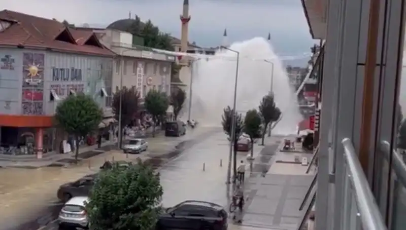 Su Borusu Patladı, Şehirde Korkutan Manzaralar Ortaya Çıktı!