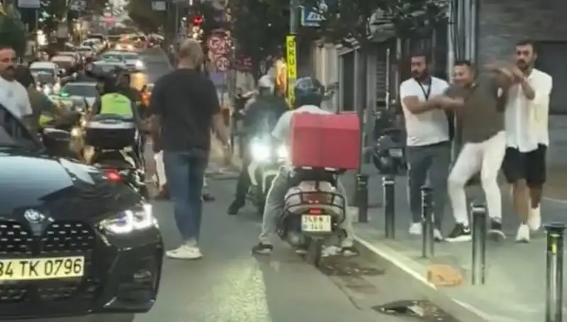 Nişantaşı'nda Yol Verme Kavgası: Sopayla Kadının Üzerine Yürüdü!