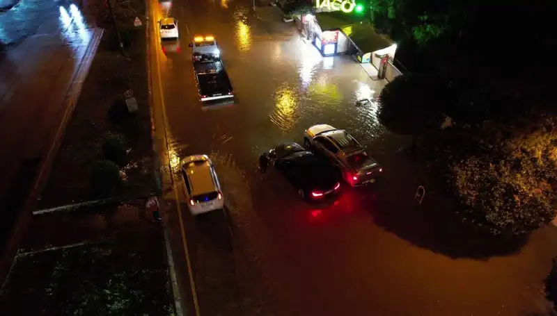 Adana’da Aniden Bastıran Sağanak Yağış Cadde ve Yolları Sular Altında Bıraktı