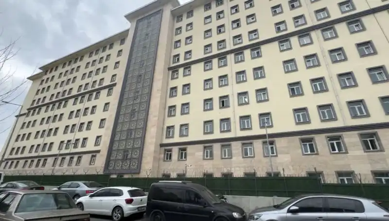 Kız Öğrenci Yurdunda Şok Olay: Takipçi Kapıları Tek Tek Aştı