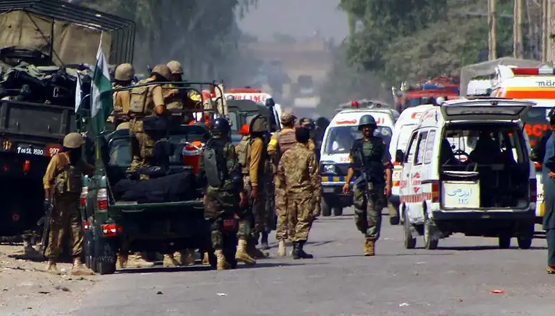 Pakistan'da Camiye Yapılan Bombalı Saldırı: Dört Yaralı, Güvenlik Endişeleri Artıyor