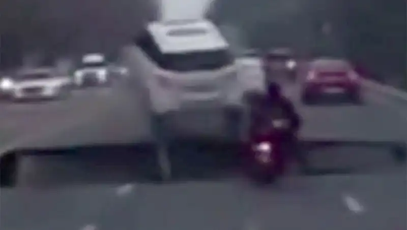 Güney Kore Otoyolunda Dev Çukur Motosikleti Yuttu: Kaza ve Kaos