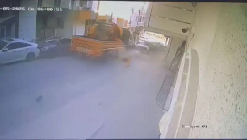 Kontrolden Çıkan Vinç İzmir'de 23 Araca Çarparak Durduruldu!