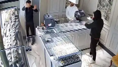 Bursa'da Kuyumcuya Soygun Girişimi: O Anlar Kamera ile Kaydedildi