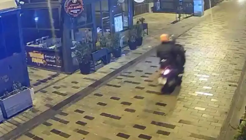 Gece Kulübüne Yapılan Haraç Saldırısı: Silahlı Saldırganlar Torpil Attı