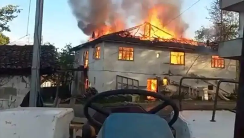 İki Katlı Evde Çıkan Yangın Korkuttu: Komşular Zor Dakikalar Yaşadı