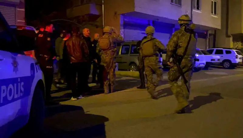 Tüfekle Balkondan Ateş Açan Şahıs, Polisin Gelişiyle Kendini Eve Kilitledi