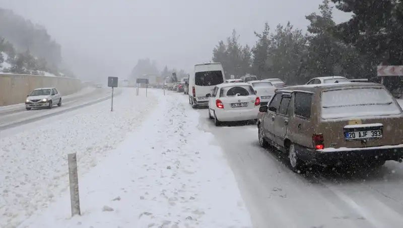 Kar Fırtınası Denizli-Antalya Kara Yolunu Felç Etti