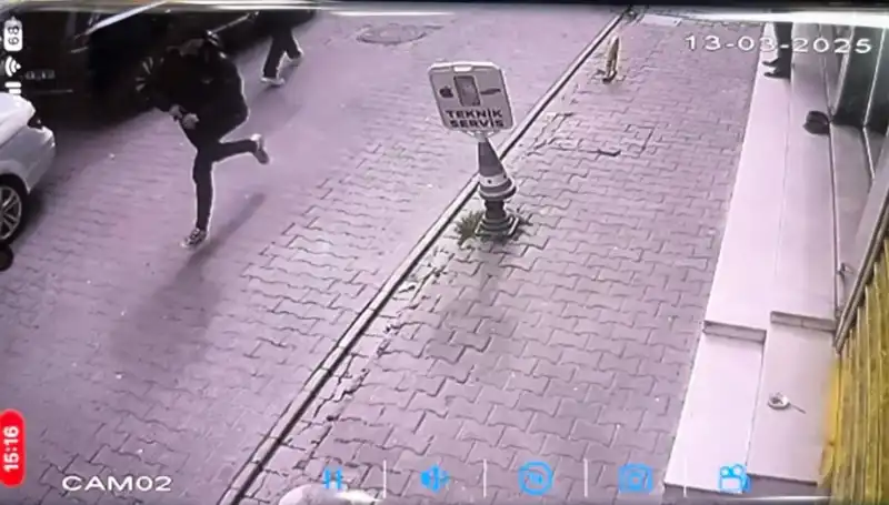 İstanbul'da Gece Yarısı Silahlı Saldırı: Bacaklarında Kurşun İzleriyle Kurtuldu