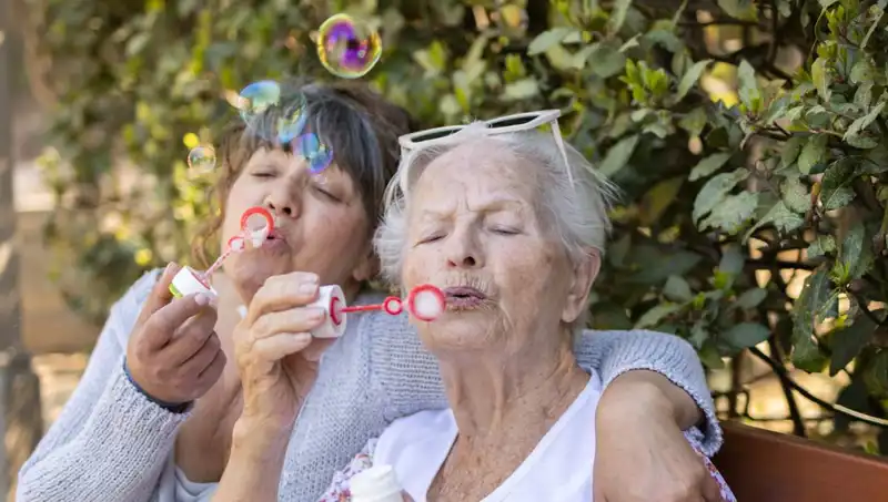 100 Yaşındaki İki Kadın: Uzun Yaşamın Sırrı Egzersiz ve Diyet Değil