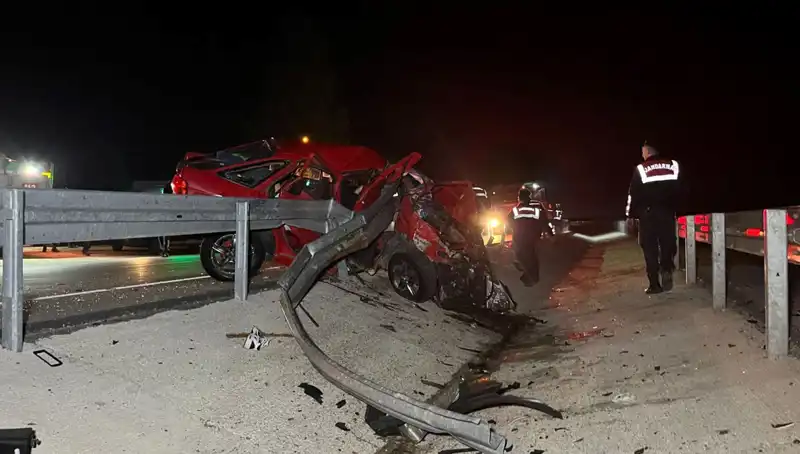 Bariyerlere Çarpan Araç Korkunç Bir Kazaya Sebep Oldu: 2 Hayat