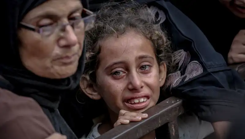 Gazze’de Açlık Krizi: İsrail Askerlerinin Yiyecekleri Toprağa Gömmesi Tepki Çekti