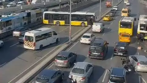 Yeni İETT Kazası: İki Araç ve Bir Otobüsün Karıştığı Olay Trafiği Felç Etti!