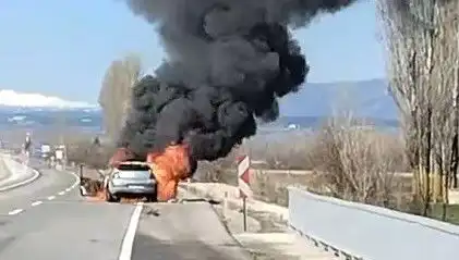 Kütahya'da Otomobil Yangını: Seyir Halindeki Araç Kısa Sürede Alev Alev Yandı