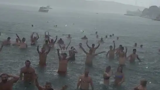 İstanbul'un Bebek Plajı'nda Yağmura Rağmen Denize Girenler Şaşırttı!