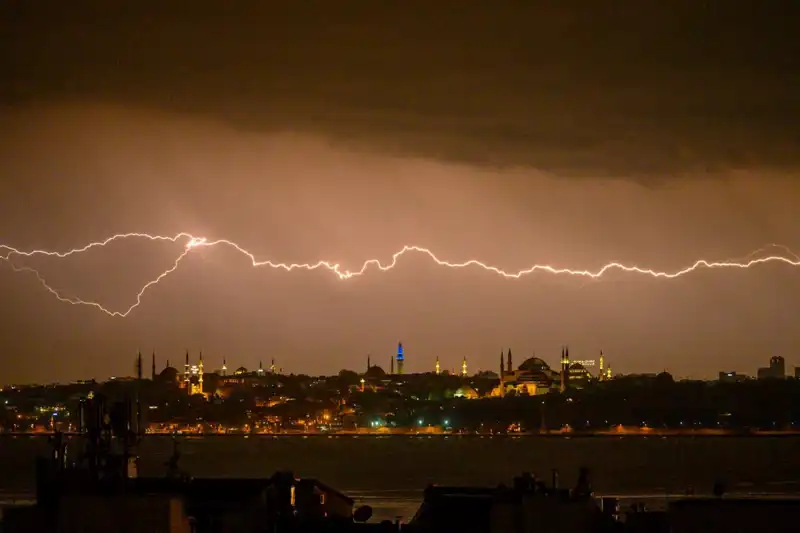 İstanbul’da Sıcaklık Birden 22 Derece Düşüyor: Kar Geliyor!