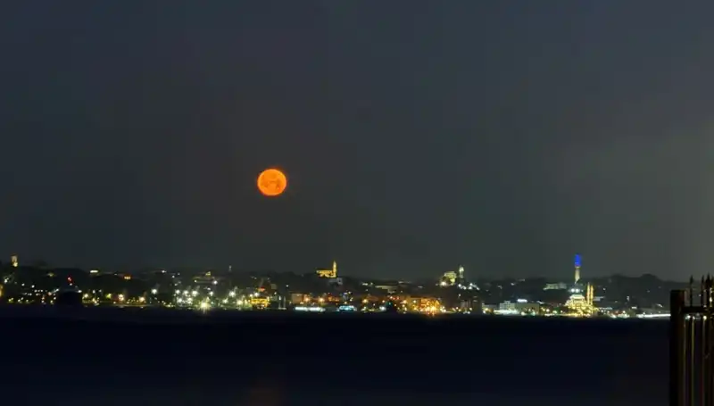 İstanbul'da Çilek Dolunayı: Göz Alıcı Manzaralar Şehir Sokaklarını Sarhoş Etti