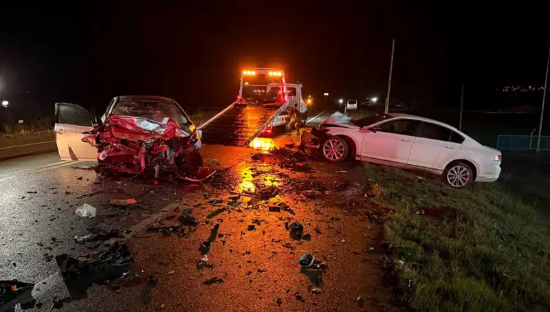 Çanakkale'de Trajik Kaza: İki Otomobil Çarpıştı, 3 Hayatını Kaybetti